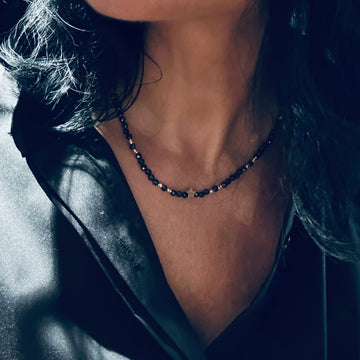 Luksusowy naszyjnik z szafirem od Ewa Mrochen Jewellery, elegancki i magiczny design na specjalne okazje