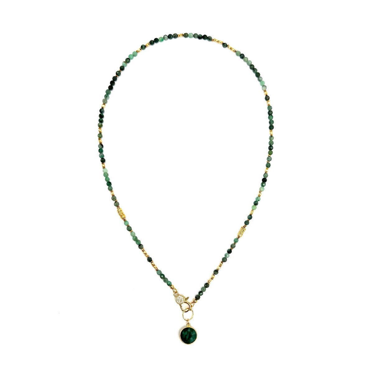 Szmaragdowy naszyjnik Balsam dla Duszy od Ewa Mrochen Jewellery, delikatny i elegancki z zielonym kamieniem.