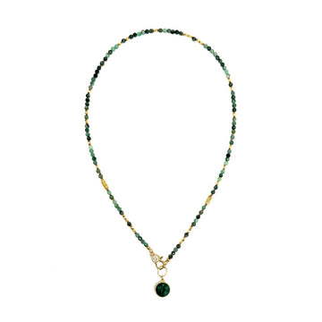 Szmaragdowy naszyjnik Balsam dla Duszy od Ewa Mrochen Jewellery, delikatny i elegancki z zielonym kamieniem.