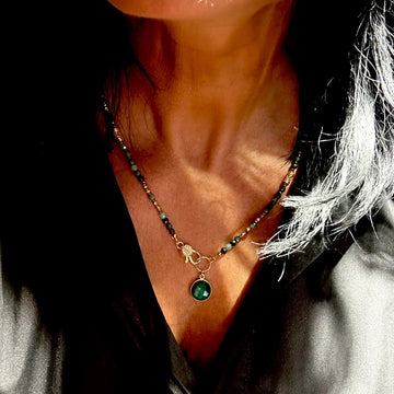 Szmaragdowy naszyjnik Balsam dla Duszy od Ewa Mrochen Jewellery, ozdobiony zielonym kamieniem i delikatnym łańcuszkiem