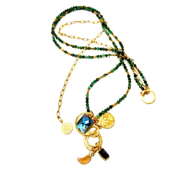 Długi naszyjnik z szmaragdem od Ewa Mrochen Jewellery, ozdobiony błyszczącymi kamieniami, elegancki i efektowny dodatek do stroju
