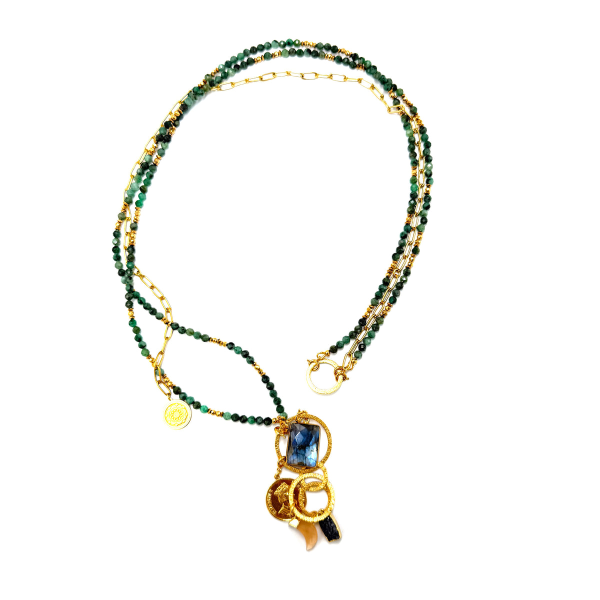 Długi naszyjnik z szmaragdem od Ewa Mrochen Jewellery, błyszczący i elegancki, z kamieniami ozdobnymi i delikatnym splotem.