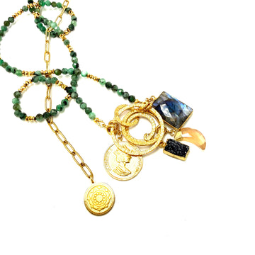 Długi naszyjnik z szmaragdem i zawieszkami od Ewa Mrochen Jewellery, błyszczący i elegancki dodatek do biżuterii