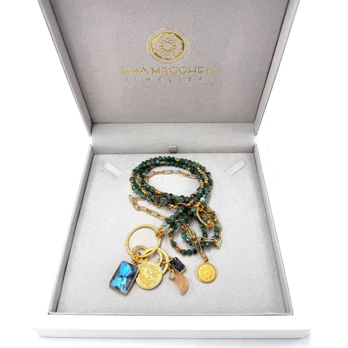 Długi naszyjnik z szmaragdem i błyszczącymi elementami od Ewa Mrochen Jewellery, elegancki i efektowny dodatek biżuteryjny