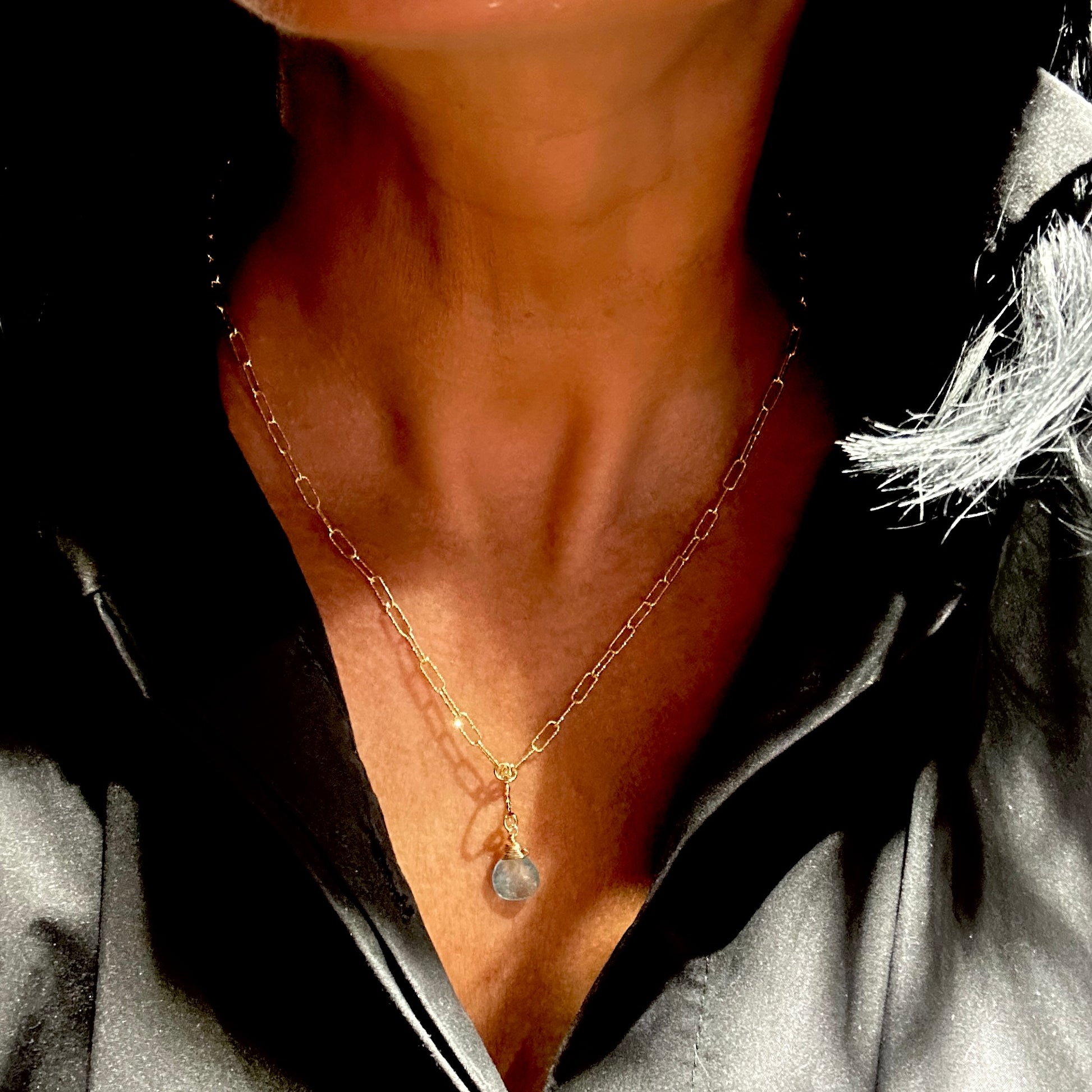 Naszyjnik Topaz Błękitny Ewa Mrochen Jewellery z dużym, błękitnym topazem na srebrnym łańcuszku.