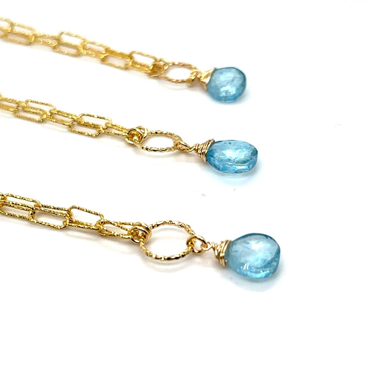 Naszyjnik Topaz Błękitny od Ewa Mrochen Jewellery z dużym, błękitnym topazem na delikatnym łańcuszku srebrnym.