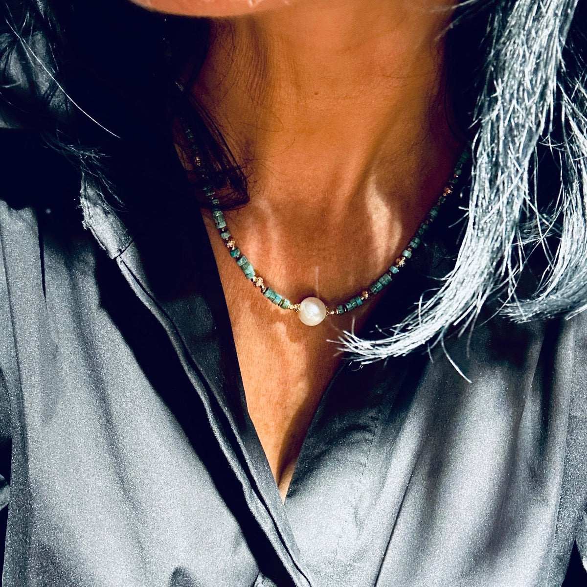 Turkusowy naszyjnik Ewa Mrochen Jewellery z ozdobnym zawieszeniem na eleganckim łańcuszku, wysokiej jakości biżuteria.