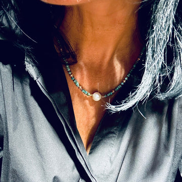 Turkusowy naszyjnik Ewa Mrochen Jewellery z ozdobnym zawieszeniem na eleganckim łańcuszku, wysokiej jakości biżuteria.