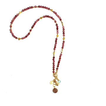 Różowy naszyjnik z turmalinem od Ewa Mrochen Jewellery, ozdobiony kamieniami, elegancki i subtelny dla miłośników biżuterii.