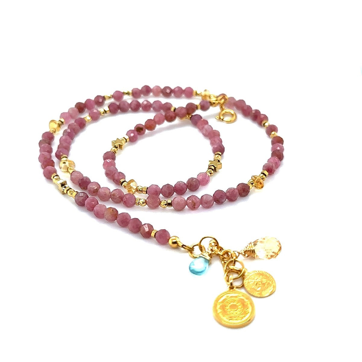 Różowy turmalin w naszyjniku Ewa Mrochen Jewellery Otulona Miłością, elegancki naszyjnik z kamieniem ozdobnym na delikatnym łańcuszku