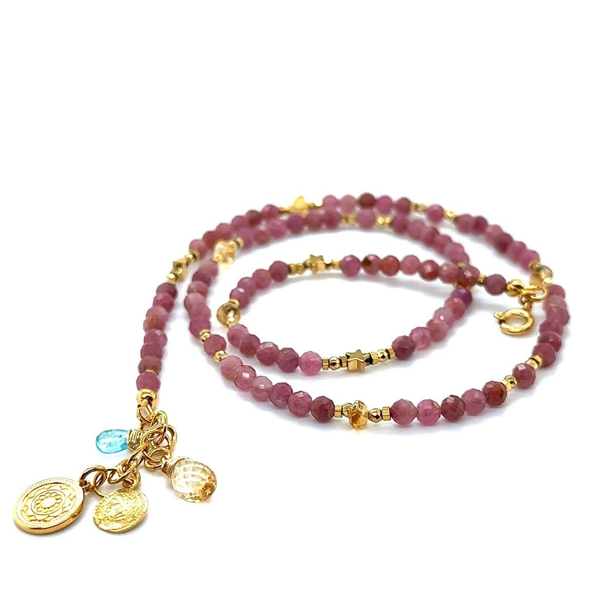 Różowy turmalin w naszyjniku Ewa Mrochen Jewellery Otulona Miłością, elegancki naszyjnik z kamieniem ozdobnym na łańcuszku