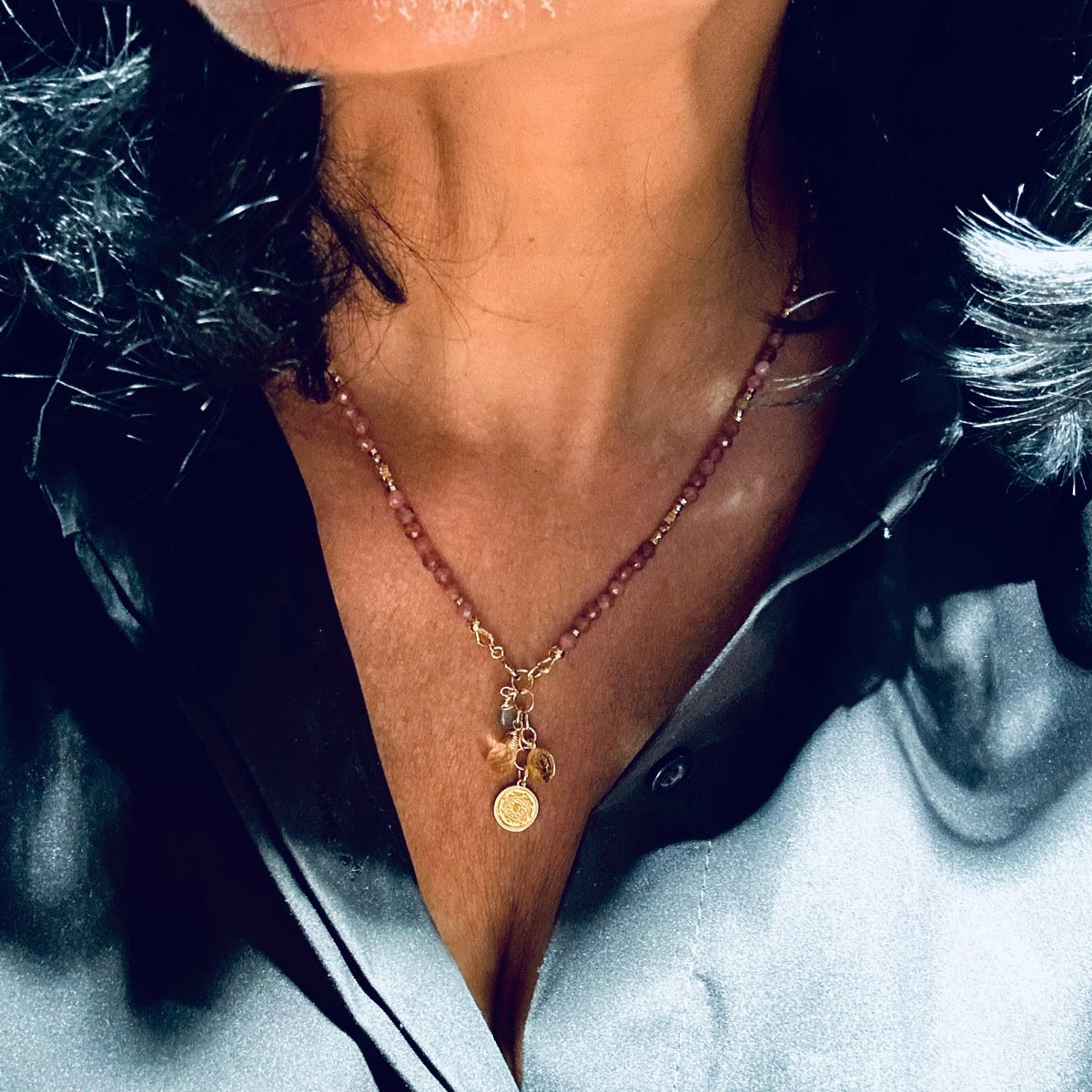 Różowy turmalin na naszyjniku Ewa Mrochen Jewellery, delikatny kamień otulony miłością, elegancki i subtelny dodatek do stylizacji
