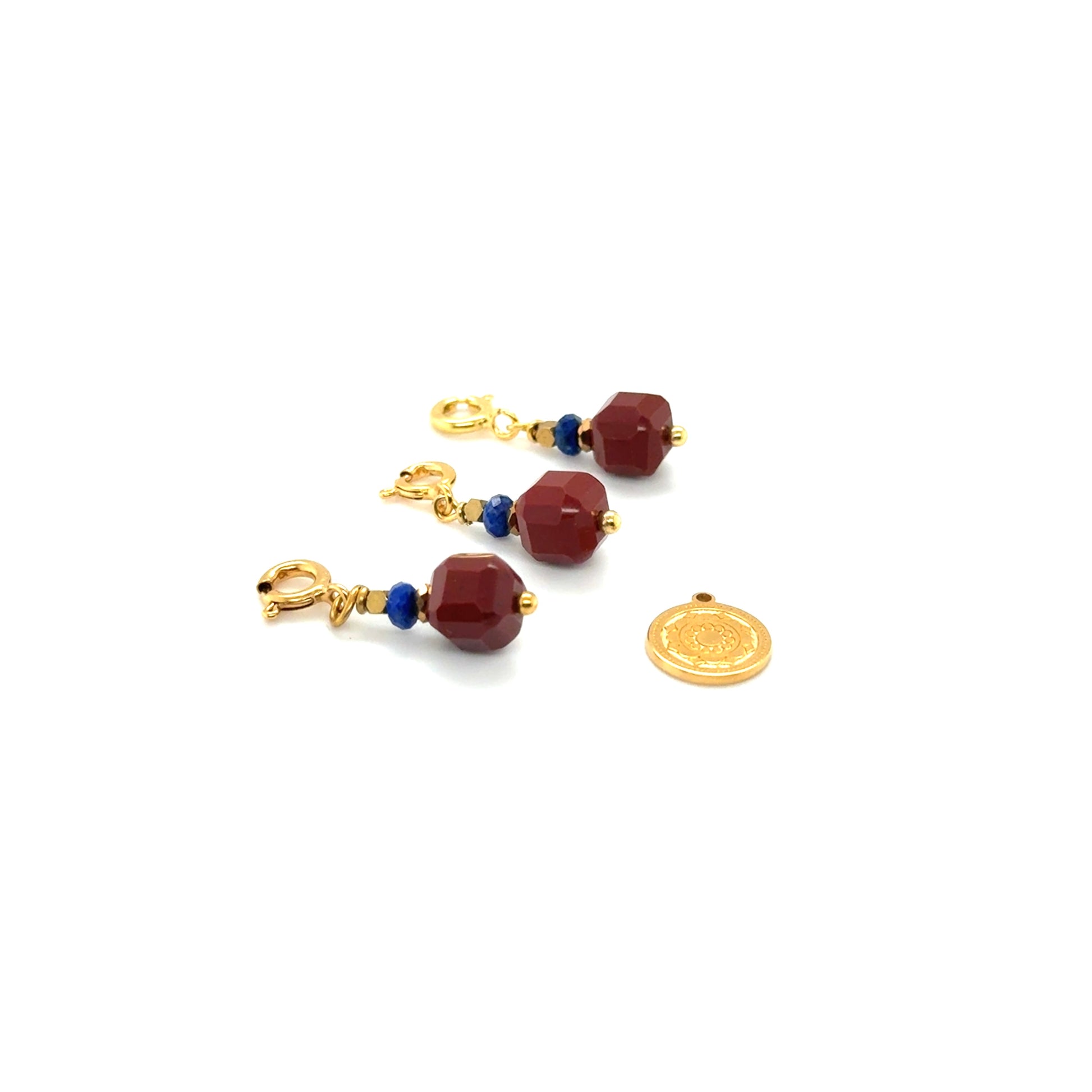 Zawieszka z jaspisu królewskiego w czerwonym odcieniu od Ewa Mrochen Jewellery, naturalny kamień ozdobny.