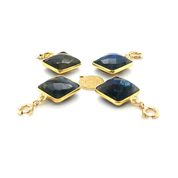 Zawieszka Labradoryt Świątynia Gwiazd od Ewa Mrochen Jewellery, biżuteria z kamieniem labradoryt na naturalnym tle.