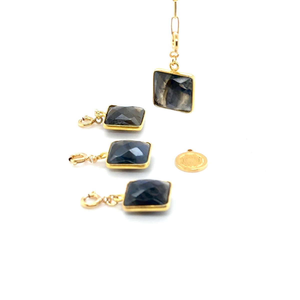 Zawieszka Labradoryt Świątynia Gwiazd od Ewa Mrochen Jewellery na łańcuszku, elegancki kamień i unikalny design.