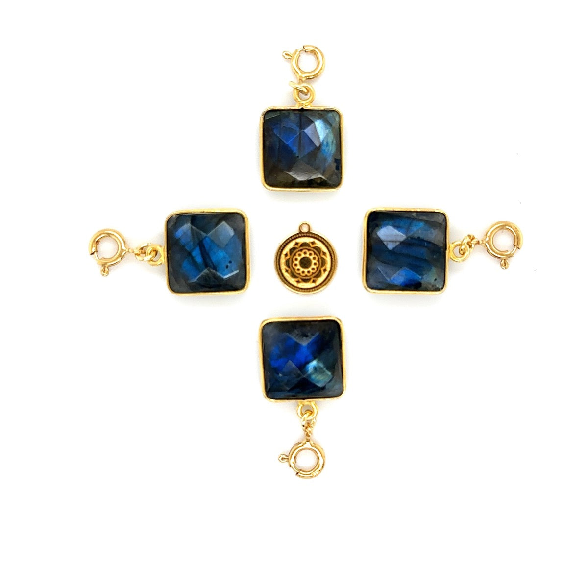 Zawieszka Labradoryt Świątynia Gwiazd od Ewa Mrochen Jewellery na łańcuszku, widoczny motyw świątyni i lśniący kamień.