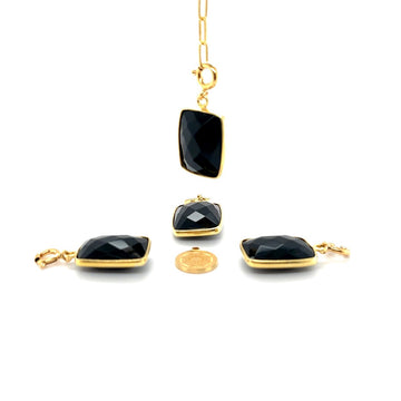 Czarna zawieszka z turmalinem marki Ewa Mrochen Jewellery na czarnym tle, elegancki design i naturalny kamień.