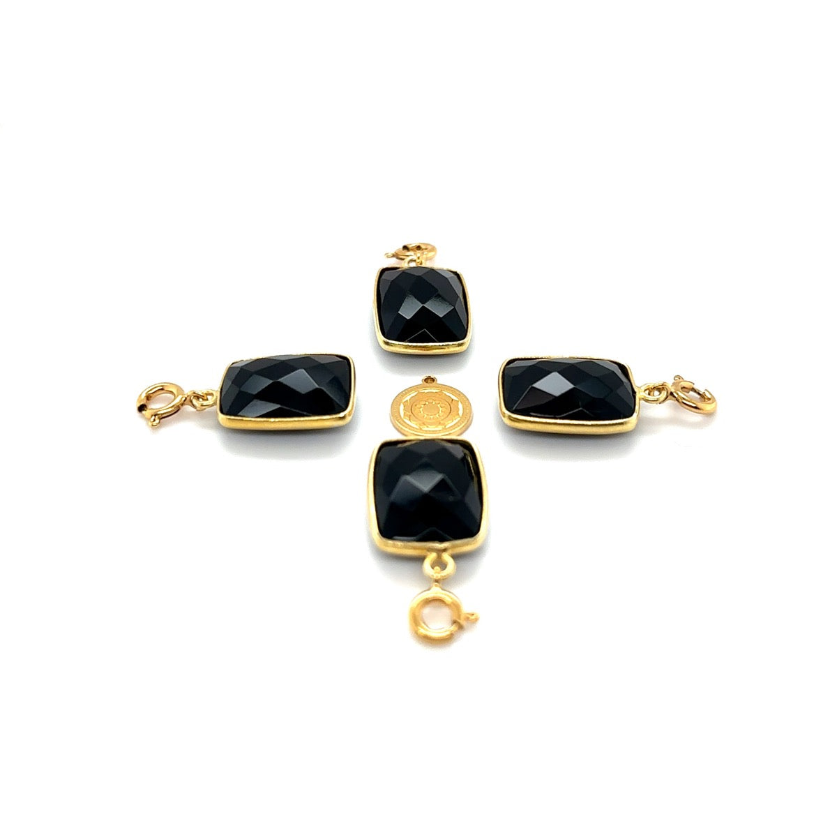 Czarna zawieszka z turmalinem od Ewa Mrochen Jewellery na zdjęciu, elegancki design i naturalne kamienie w biżuterii.