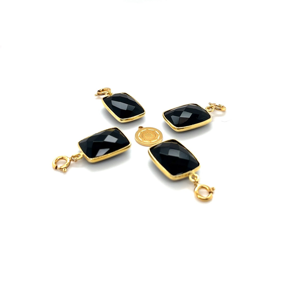 Czarna zawieszka z turmalinem od Ewa Mrochen Jewellery, elegancka biżuteria z czarnym turmalinem na srebrnym łańcuszku