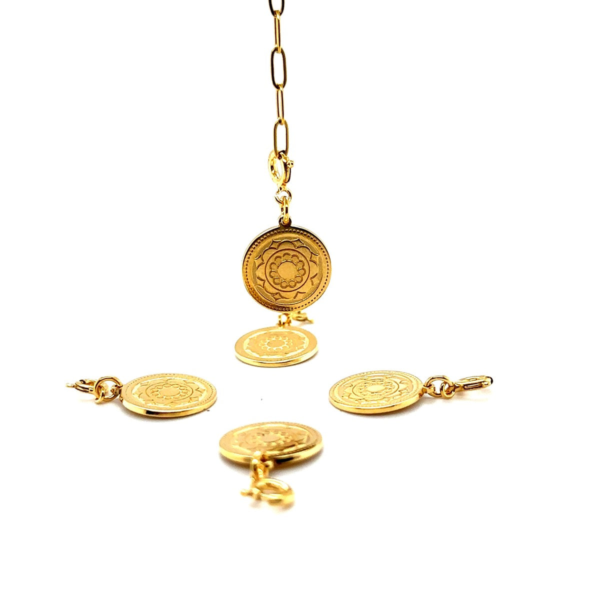 Zawieszka Królowa Denarów od Ewa Mrochen Jewellery, złota biżuteria z detalami królowej denarów na tle.