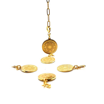 Zawieszka Królowa Denarów od Ewa Mrochen Jewellery, złota biżuteria z detalami królowej denarów na tle.