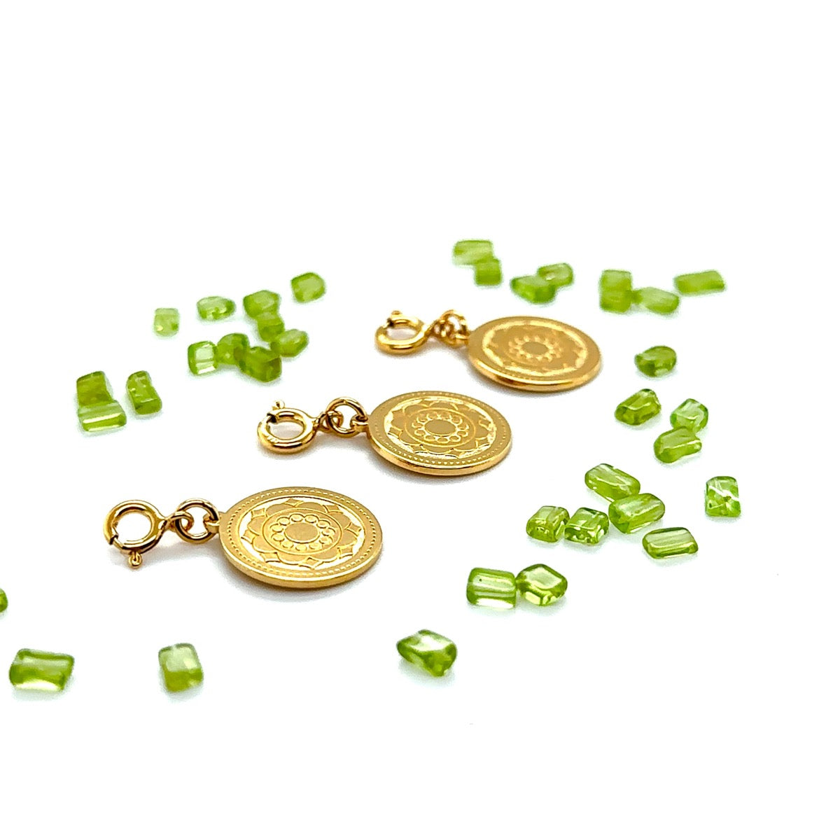 Zawieszka Królowa Denarów z kolekcji Ewa Mrochen Jewellery, złota biżuteria z motywem bogactwa i prosperity