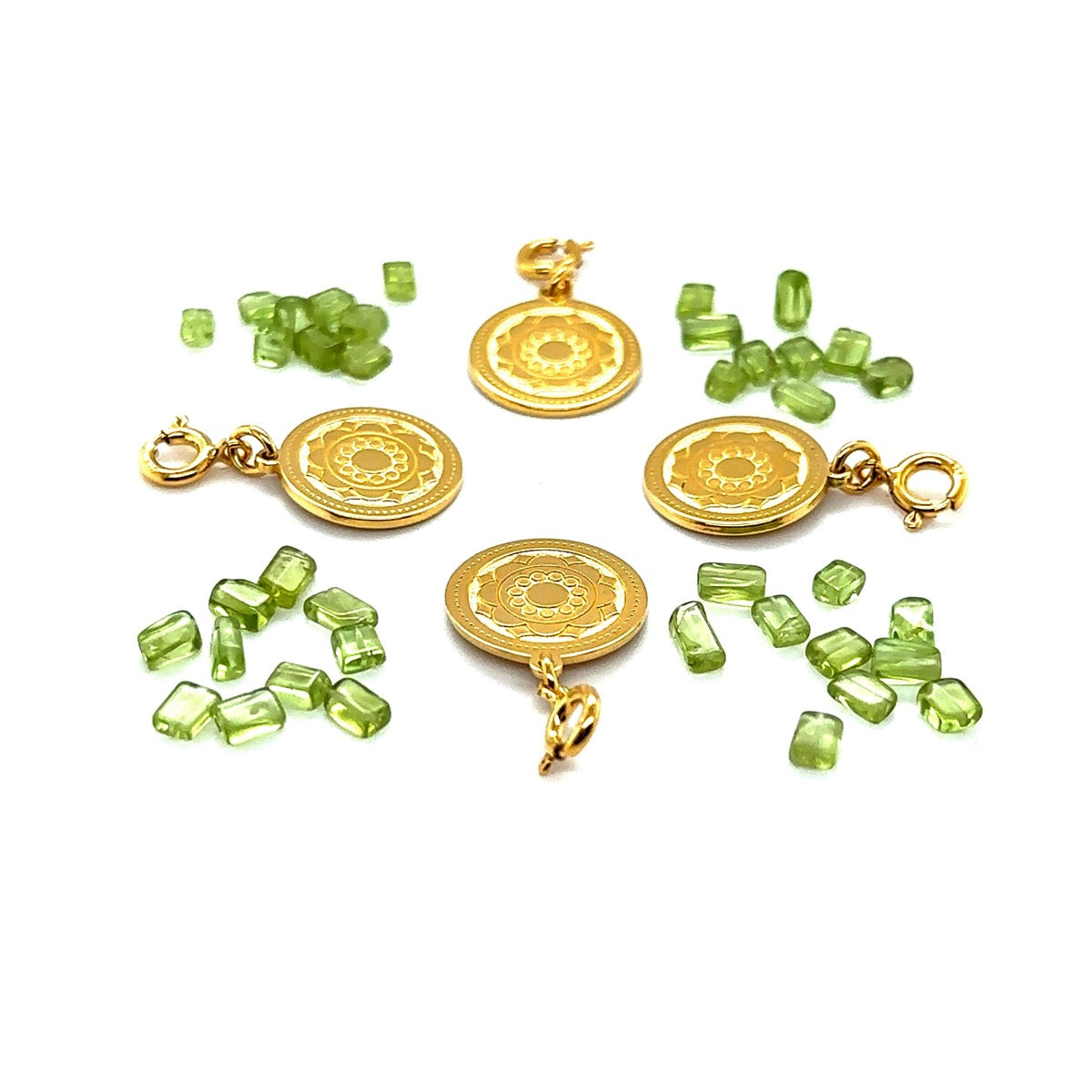 Zawieszka Królowa Denarów Ewa Mrochen Jewellery na delikatnym łańcuszku, srebrny motyw królowej denarów, elegancki dodatek.
