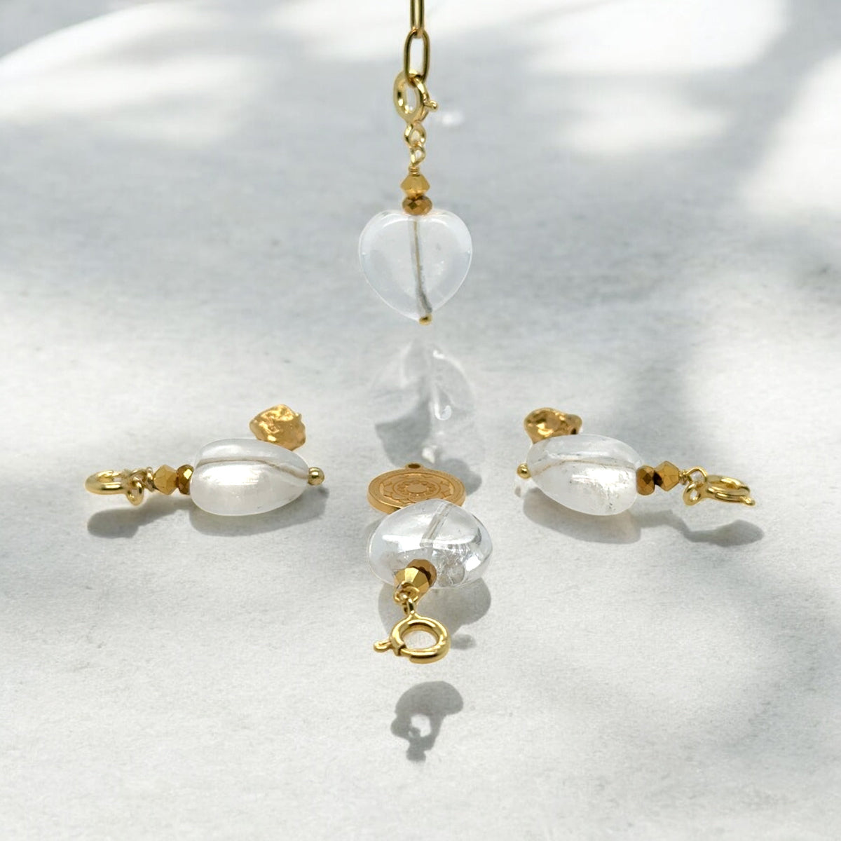 Zawieszka w kształcie serca z kryształem górskim od Ewa Mrochen Jewellery® na tle jasnego tła.