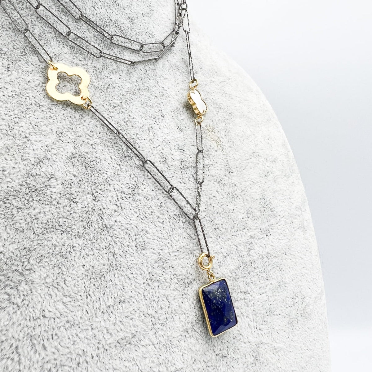 Naszyjnik z naturalnym Lapis Lazuli na srebrnym pozłoconym łańcuszku. Ewa Mrochen Jewellery