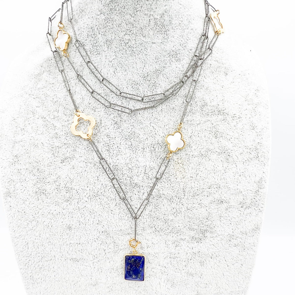 Naszyjnik z naturalnym Lapis Lazuli na srebrnym pozłoconym łańcuszku. Ewa Mrochen Jewellery