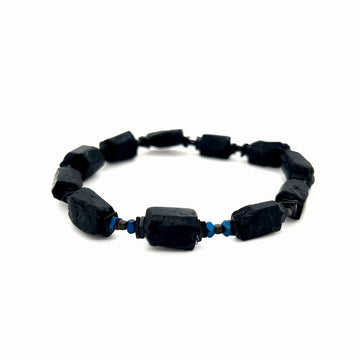 Czarna bransoletka z turmalinem marki Ewa Mrochen Jewellery, elegancka biżuteria na nadgarstek z naturalnymi kamieniami.