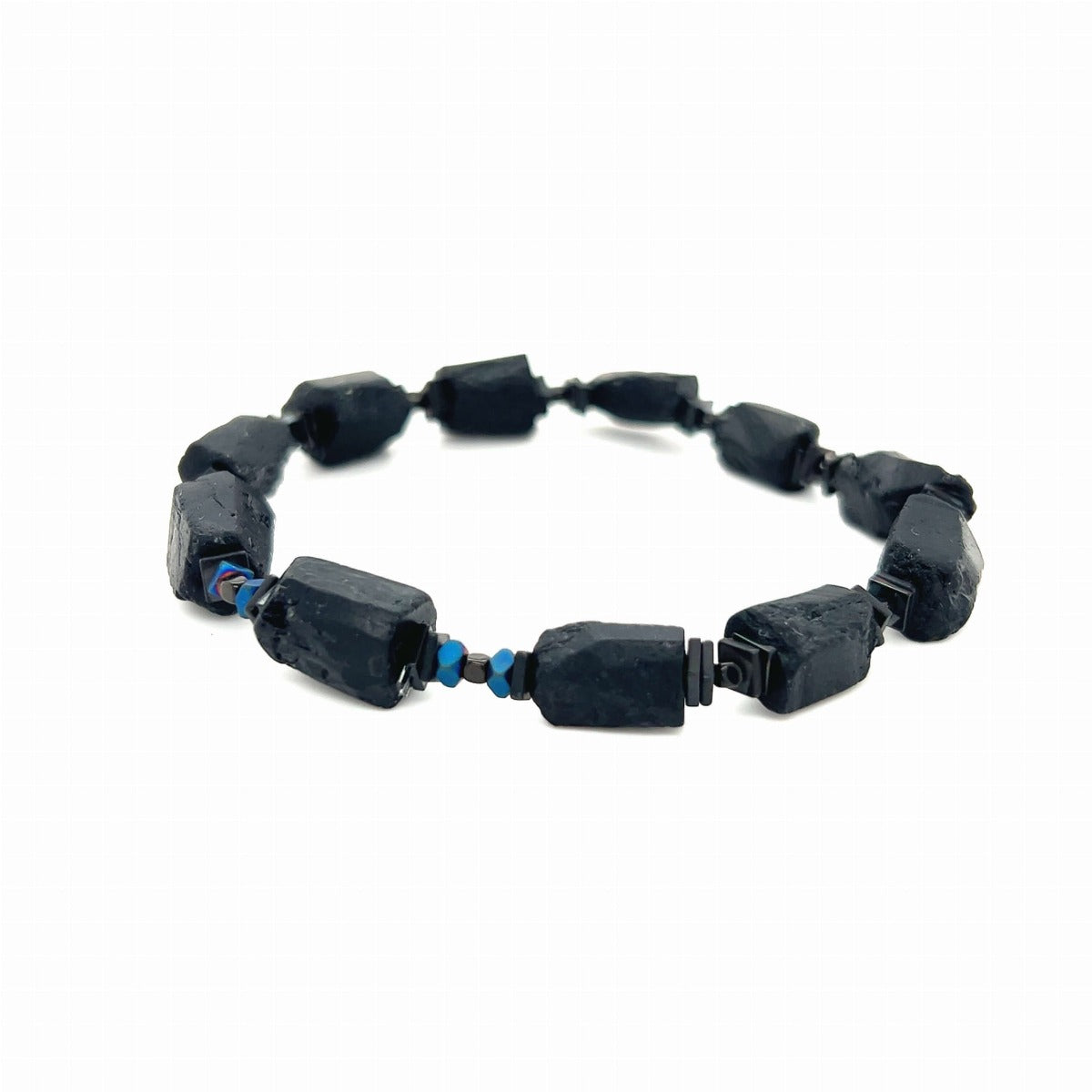 Czarna bransoletka z turmalinem marki Ewa Mrochen Jewellery, ozdobiona naturalnymi kamieniami, na elastycznym sznurku.