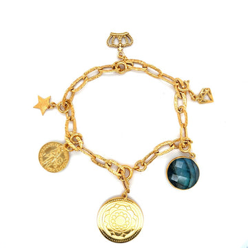 Ewa Mrochen Jewellery bransoletka Royal z delikatnymi detalami na nadgarstku, elegancki dodatek biżuteryjny