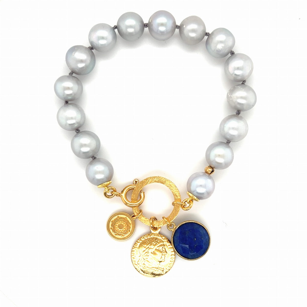 Elegancka bransoletka z pereł Luna marki Ewa Mrochen Jewellery na dłoni z delikatnymi perełkami.