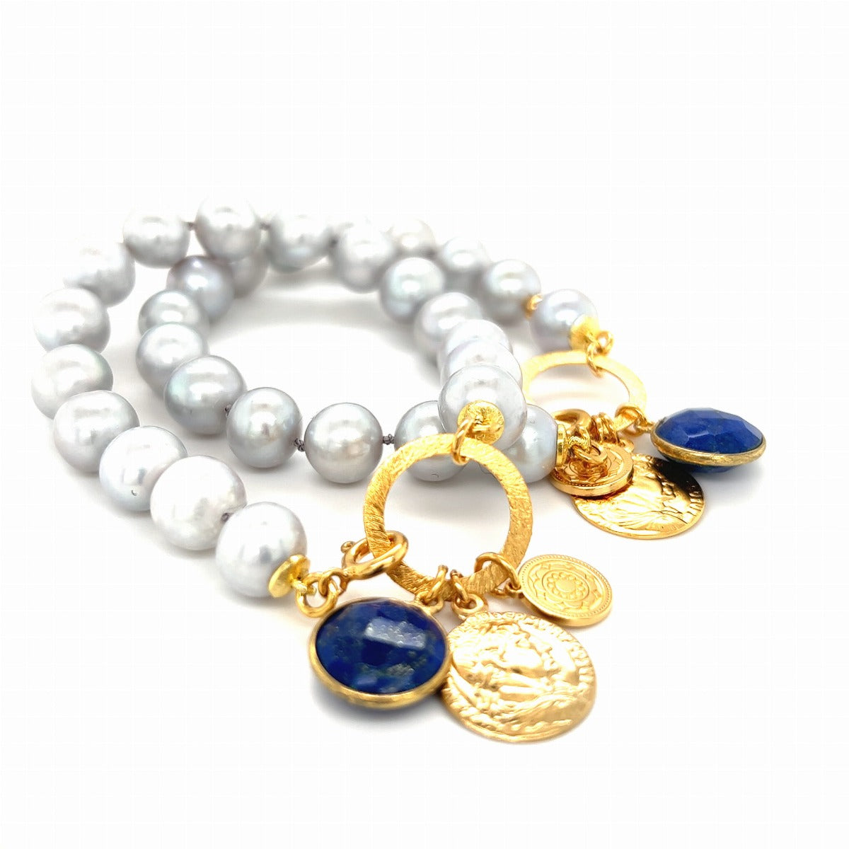 Bransoletka z pereł Luna marki Ewa Mrochen Jewellery na nadgarstku, elegancka biżuteria z perłami.