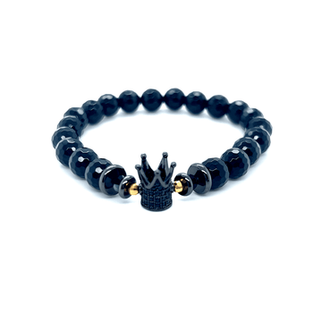 Czarna bransoletka z turmalinem Korona Królowej od Ewa Mrochen Jewellery na nadgarstku, elegancka i stylowa.