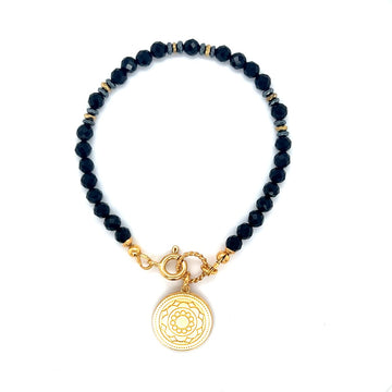 Czarna bransoletka turmalin Ewa Mrochen Jewellery z mocą ochrony i pozytywnej transformacji, na nadgarstku, blisko skóry