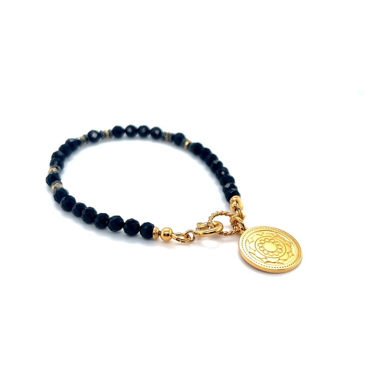 Czarna bransoletka z turmalinem od Ewa Mrochen Jewellery, symbol ochrony i pozytywnej transformacji, na nadgarstku.