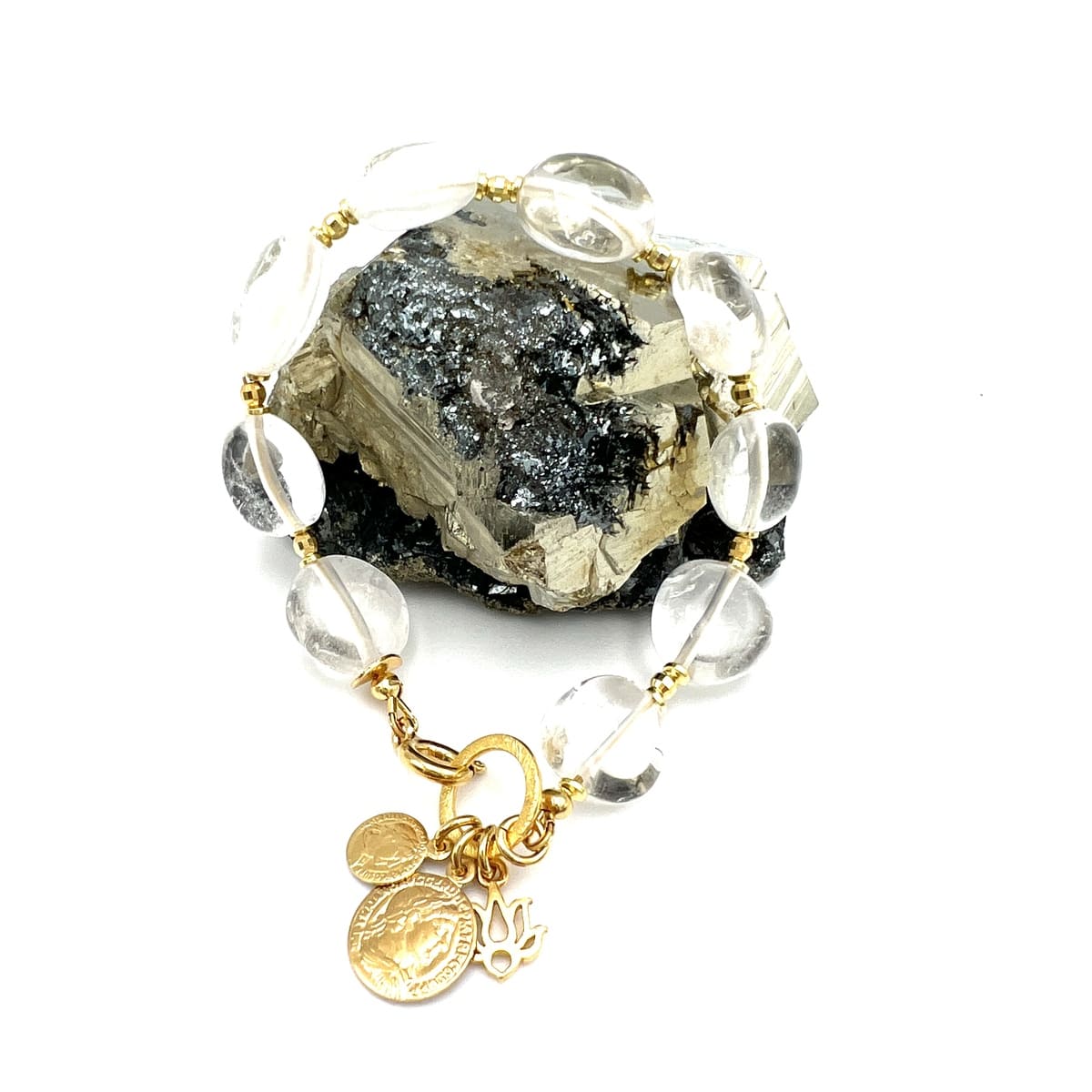 Bransoletka z kryształem górskim od Ewa Mrochen Jewellery, delikatny design i przezroczysty kamień na srebrnym łańcuszku.