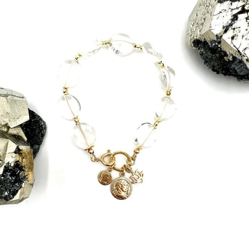 Kryształ górski bransoletka Ewa Mrochen Jewellery na nadgarstku, elegancki i naturalny design, jasne kryształy, delikatna biżuteria.