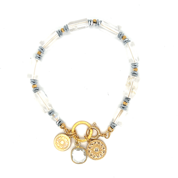 Bransoletka z kryształem górskim od Ewa Mrochen Jewellery, delikatny design, kamień w centralnej części na sznurkowej bazie.