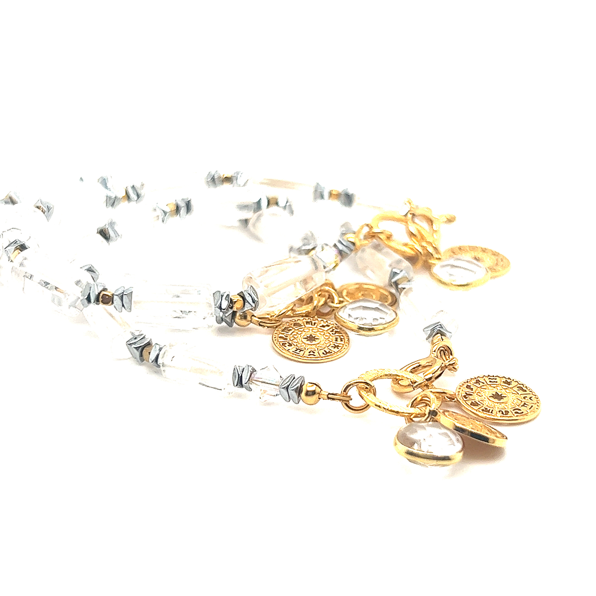 Bransoletka z kryształami górskimi marki Ewa Mrochen Jewellery na nadgarstku, elegancki i naturalny design.