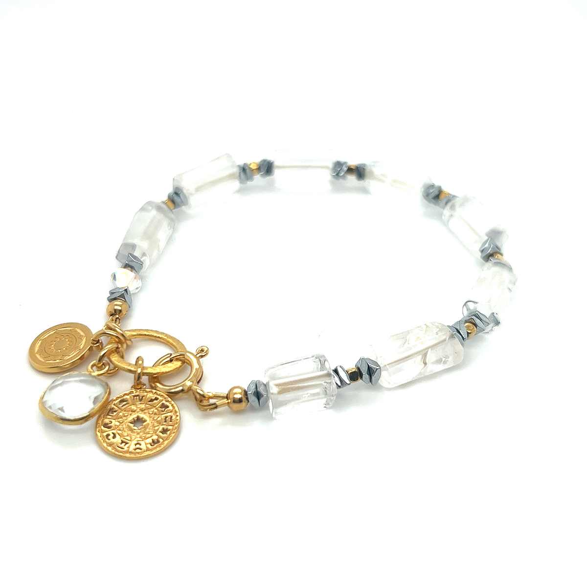 Bransoletka z kryształem górskim marki Ewa Mrochen Jewellery na nadgarstku, elegancki dodatek z naturalnym kryształem.
