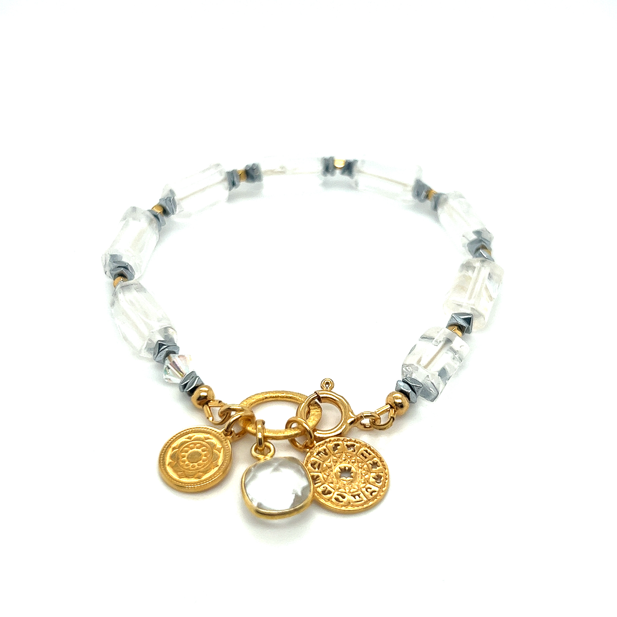 Bransoletka z kryształem górskim od Ewa Mrochen Jewellery na nadgarstku, elegancki i naturalny design, idealna do codziennego noszenia.