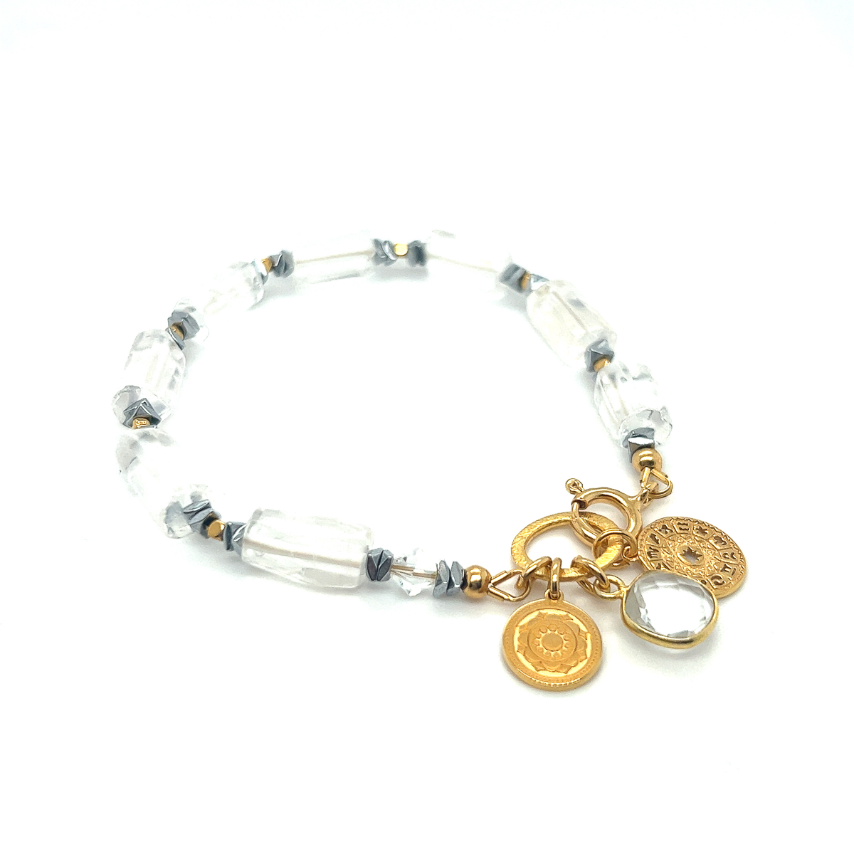 Bransoletka z kryształem górskim od Ewa Mrochen Jewellery, naturalny kamień i delikatny design na nadgarstek.