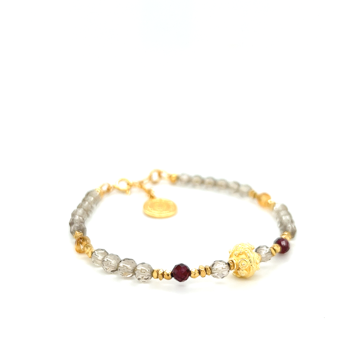Bransoletka z kwarcu dymnego Ewa Mrochen Jewellery z klejnotem symbolizującym wewnętrzny spokój na tle jasnego tła