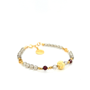 Bransoletka z kwarcu dymnego Ewa Mrochen Jewellery z klejnotem symbolizującym wewnętrzny spokój na tle jasnego tła