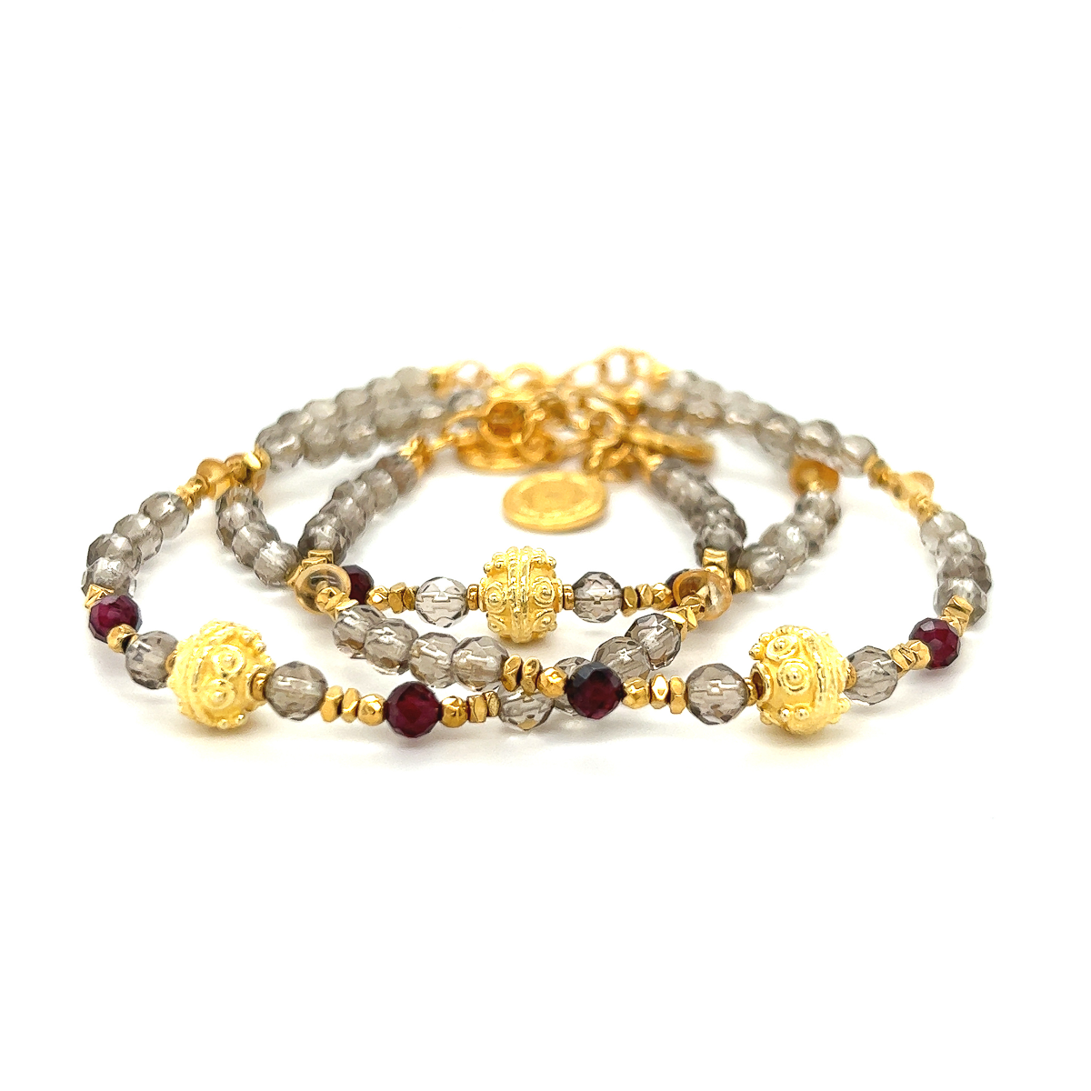 Bransoletka z kwarcem dymnym od Ewa Mrochen Jewellery, ozdobiona eleganckim klejnotem wewnętrznego spokoju.
