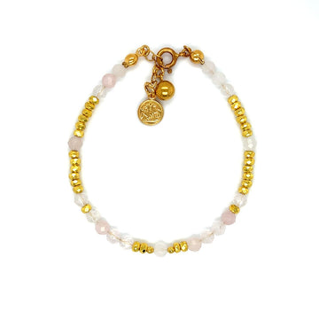 Bransoletka z różowego kwarcu od Ewa Mrochen Jewellery na nadgarstku, naturalny kamień i subtelny design.