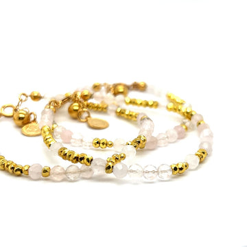 Różowa bransoletka z kwarcu od Ewa Mrochen Jewellery, delikatna biżuteria z kamieniami na nadgarstku.